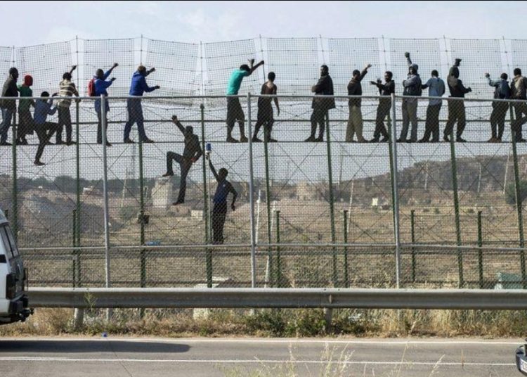 L’Europe adopte de nouvelles règles sur les retours de migrants, mais les garanties restent en question